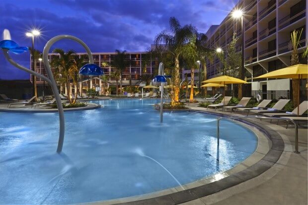 Sheraton LBV Resort_night pool